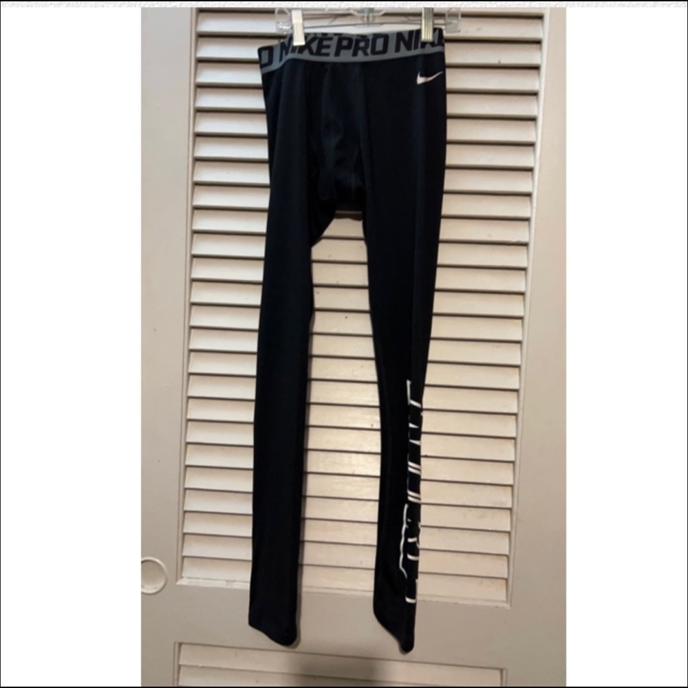 Nike Pro Youth compression pants Size XL
Black with NIKE down the L leg